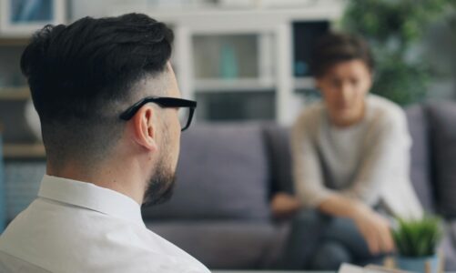 Jak kształtować w sobie umiejętność słuchania?