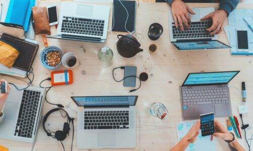 Startupy i innowacje – jak ekonomia wspiera nowe biznesy?