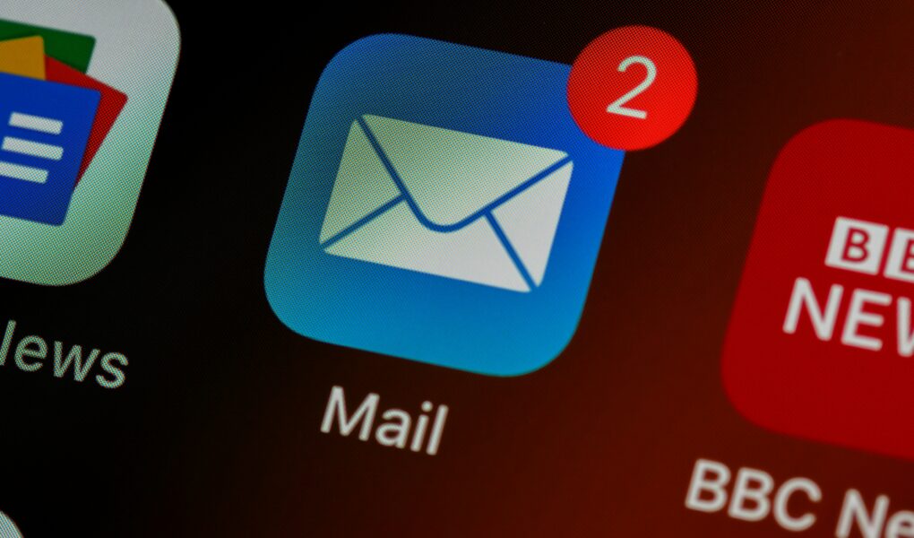 aplikacja mailowa na smartfonie