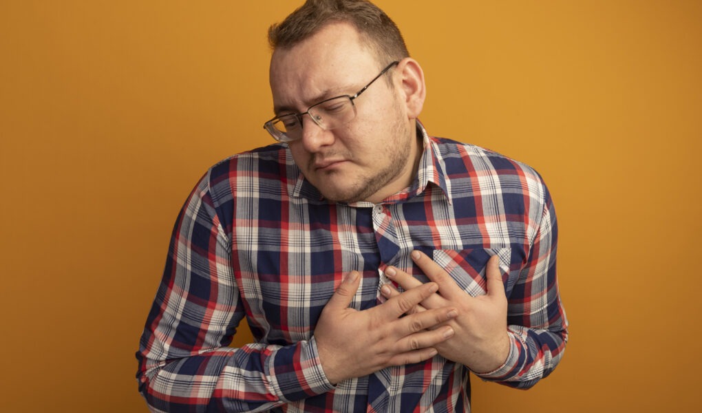 mężczyzna trzymający się za serce