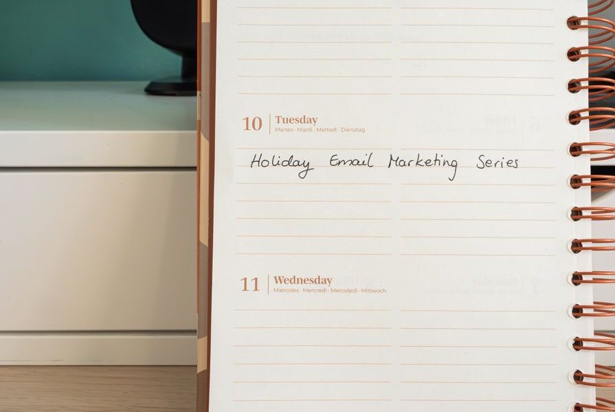 Otwarty kalendarz z odręcznym napisem Holiday Email Marketing Series