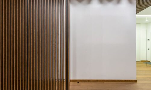 Lamele ścienne: dekoracja, która może też poprawić akustykę