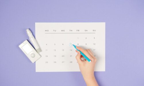 Cykl menstruacyjny. Które objawy warto zapisywać przed konsultacją?