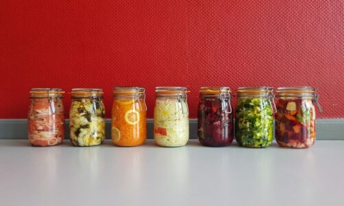 Produkty fermentowane. Jak bezpiecznie włączać je do jadłospisu?