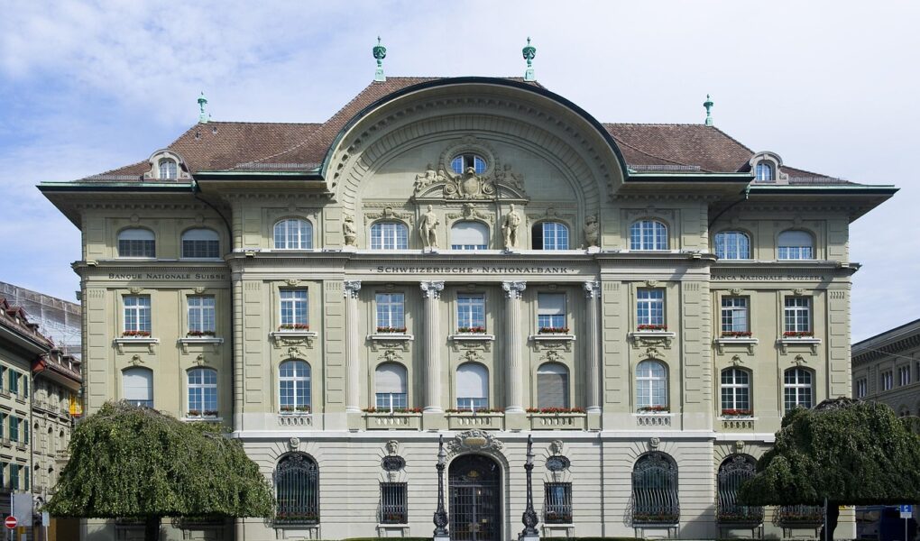 Monumentalny budynek Szwajcarskiego Banku Narodowego z jasną fasadą i rzeźbionymi detalami.